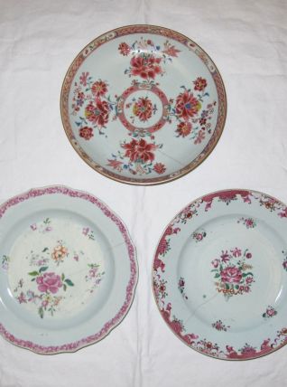 3 assiettes en porcelaine famille rose Chinoise, Chine 18è s