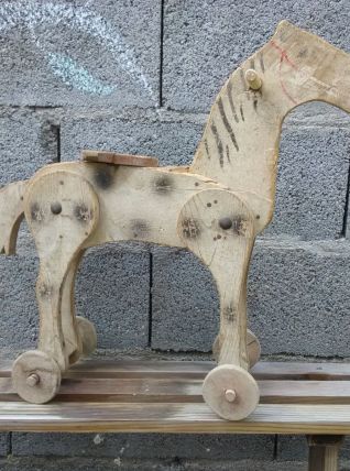 Cheval à roulettes en bois (jouet ancien) 