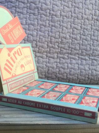 Ancien présentoir en carton pour les lames de rasoir MIRA