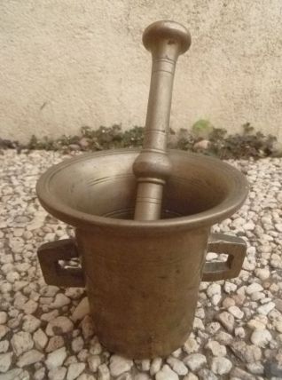 mortier bronze avec son pilon , vintage