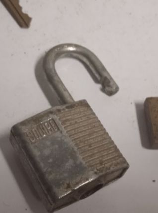 ANCIEN Clés françaises et anglaises assorties.