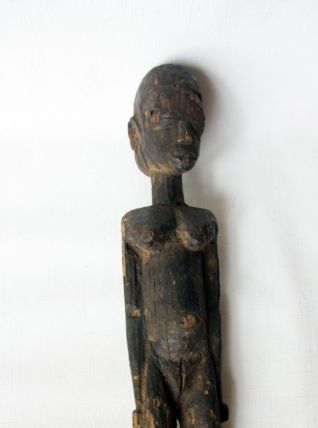 ‌Statuette féminine ancienne du Nigéria. 