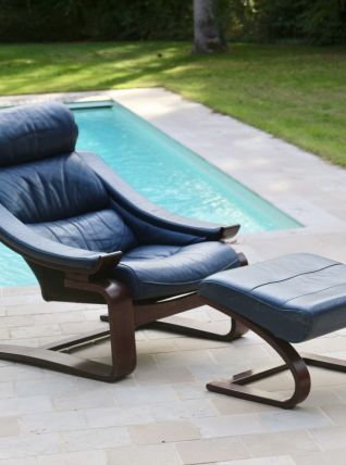Fauteuil en cuir bleu  Kroken avec repose-pieds designe Ake 