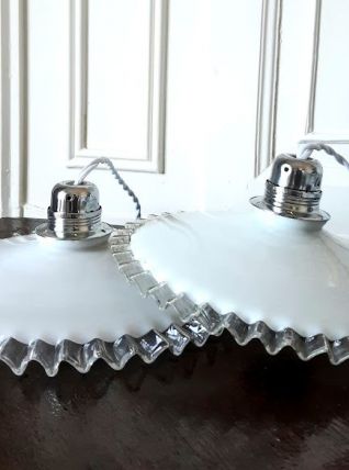 Paire de suspensions en opaline dentelées