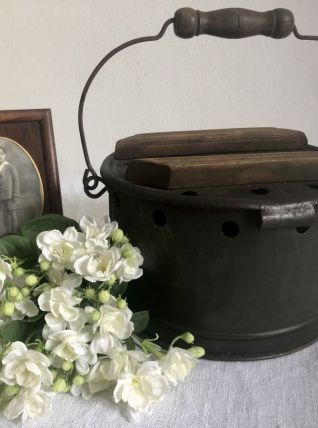 Ancienne chaufferette, photophore ou pique-fleurs