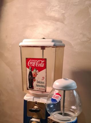 lot de 2  distributeurs  model acrilique felé voir photos  p