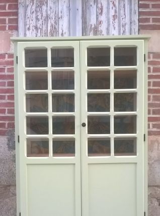 Armoire vitrine parisienne