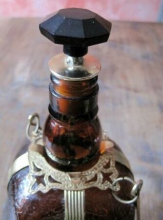 Très belle boîte à musique en verre fumé en forme de bouteil