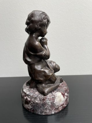 Statue en bronze fille priante signée