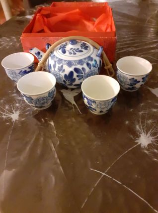 Coffret porcelaine asiatique.1 theiére 4 tasses avec signatu