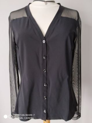 blouse noire avec voile sur la manches et tout le haut
