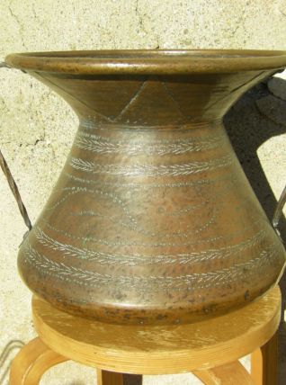 Chaudron en cuivre martelé oriental