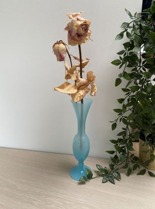 Vase soliflore en verre opalin bleu
