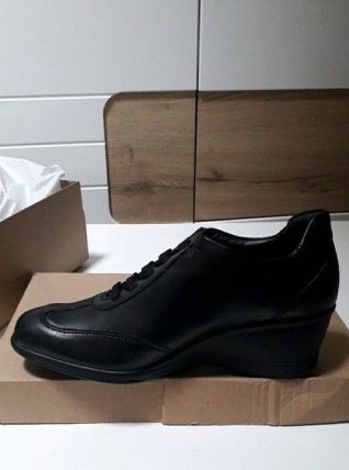 Jolie chaussure Neuve couleur Noir 38