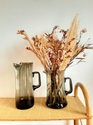 Brocs design  en verre fumé à col pincé. Vers 1970. 