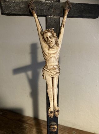 Christ sculpté en os. Insolite. XVIII e