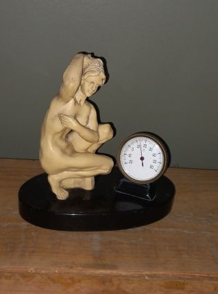 Sculpture Femme Nue  et un Thermomètre 