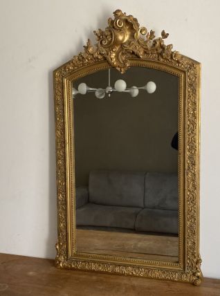 Miroir doré fin 19ème avec fronton décoré. 125x70.