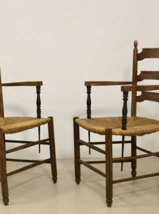 Paire de fauteuils en chêne massif et paille accoudoirs bico