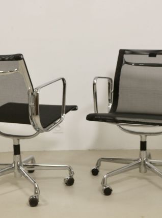 Paire de fauteuils Charles et Ray Eames par Vitra modèle EA 