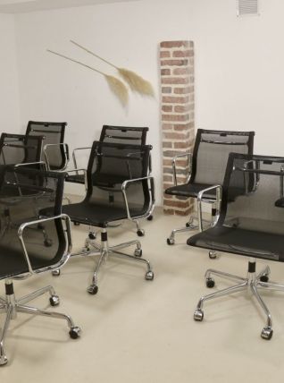 Lot de 8 fauteuils Charles et Ray Eames par Vitra modèle EA 