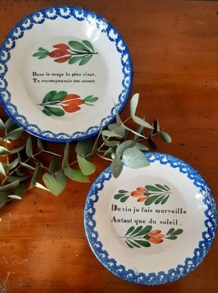 Paire d'assiettes bavardes en faïence 19eme s