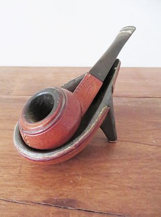 PIPE MOKIN SUR SON PRESENTOIR LONGCHAMP