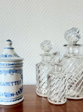 Pot d'apothicaire cigarettes en porcelaine 