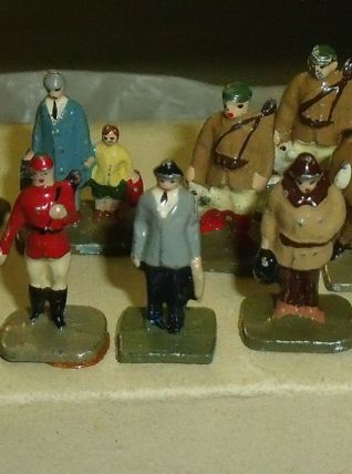 FIGURINES