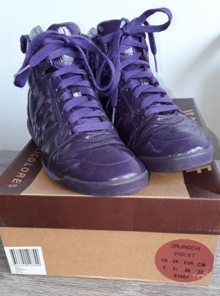 Baskets en cuir vernis violet