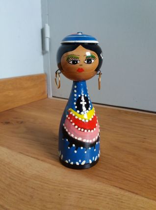  Poupée en bois tourné