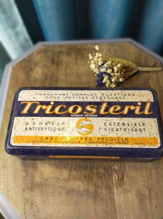 Lot de boîtes men métal de pharmacie