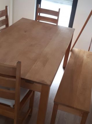 Table, 4 chaises, 1 banc en bois d'érable massif
