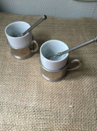 Duo d’anciennes tasses a café avec support en métal 