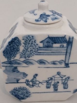 Théière en faience de la fin du xixeme. 