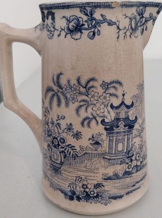 Pichet en faience signé Creil et Montereau. 