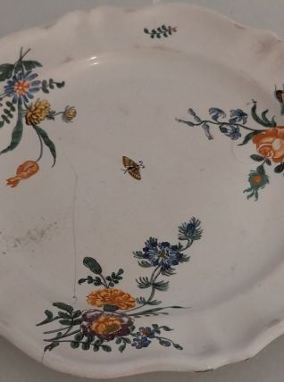 Assiette en faience de MOUSTIERS fin xviiième, début xixème.