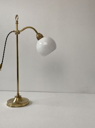 ANCIENNE LAMPE DE BUREAU MONTE ET BAISSE LAITON ET OPALINE V