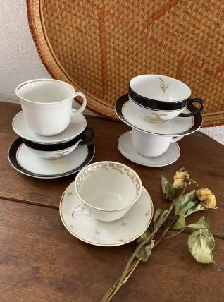 5 tasses dépareillées en blanc, noir et doré.