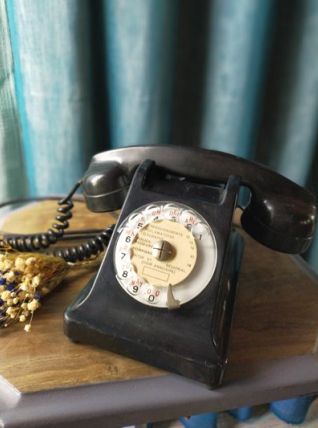 Téléphone à cadran vintage en bakélite