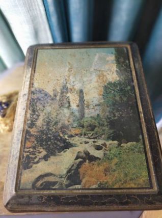 Deux boîtes en métal décorées