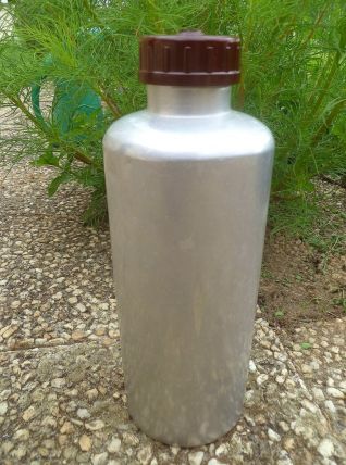 bouteille vintage  en aluminium 