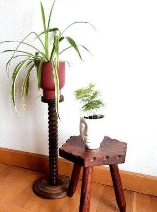 Tabouret tripode brutaliste pieds crayons 