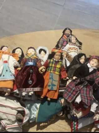 Lot de 44 poupées en porcelaine 