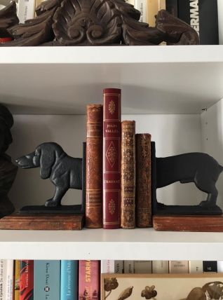 Serre-livres en métal sur socle en bois. En forme de chien