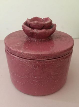 Boîte en céramique raku de couleur vieux rose à l’extérieur 