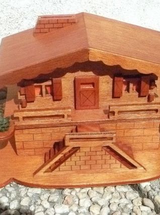 tirelire chalet  en bois , vintage