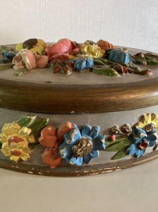 Boite avec décor floral en plâtre 