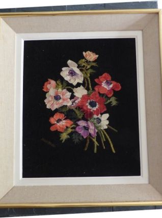 Tapisserie Aubusson motif fleurs  avec son encadrement   en 