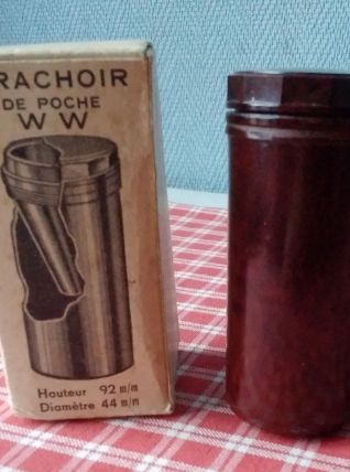 Crachoir de poche en bakélite 